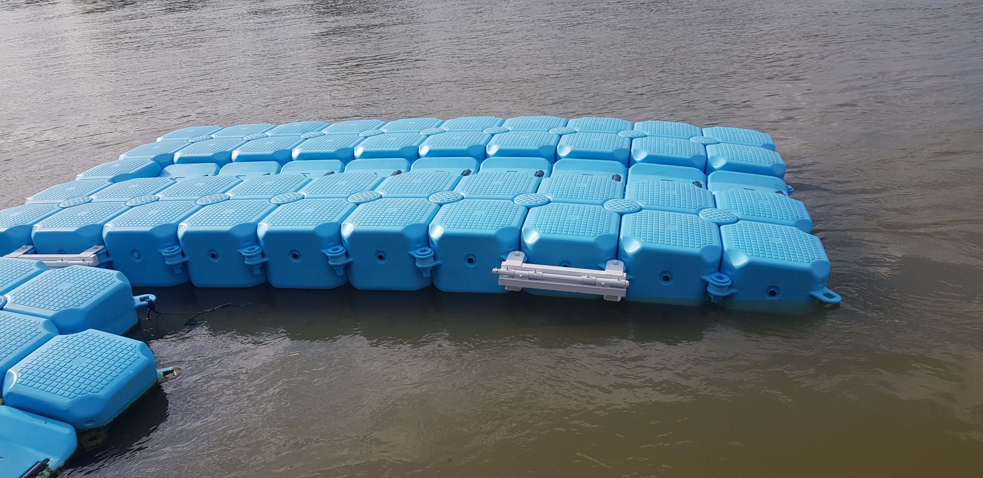 Suvi dok za gliser od ponton kocki